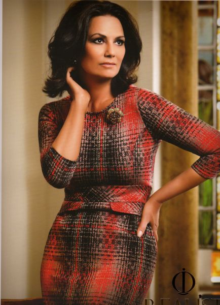 Vestido estampado vermelho, marron, dourado e preto